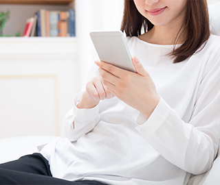 スマートフォンを操作する女性